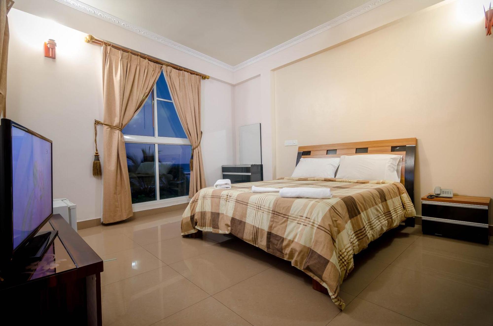 Relax Beach Inn Male Bagian luar foto