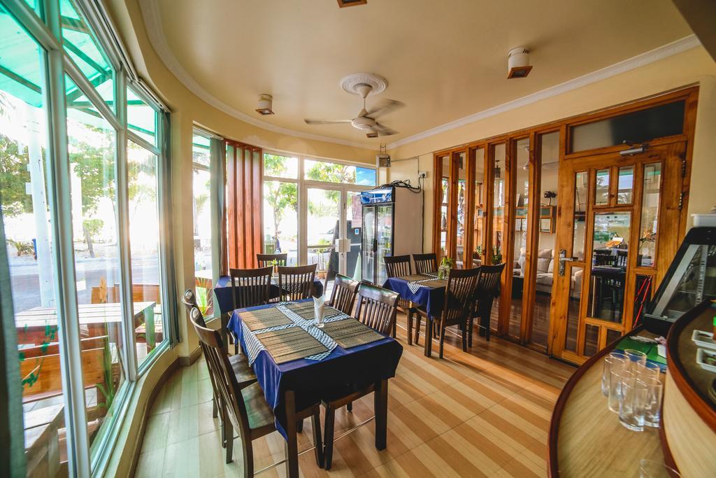 Relax Beach Inn Male Bagian luar foto