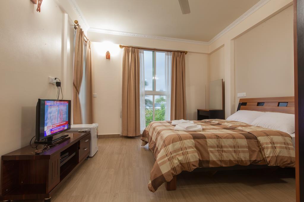 Relax Beach Inn Male Bagian luar foto
