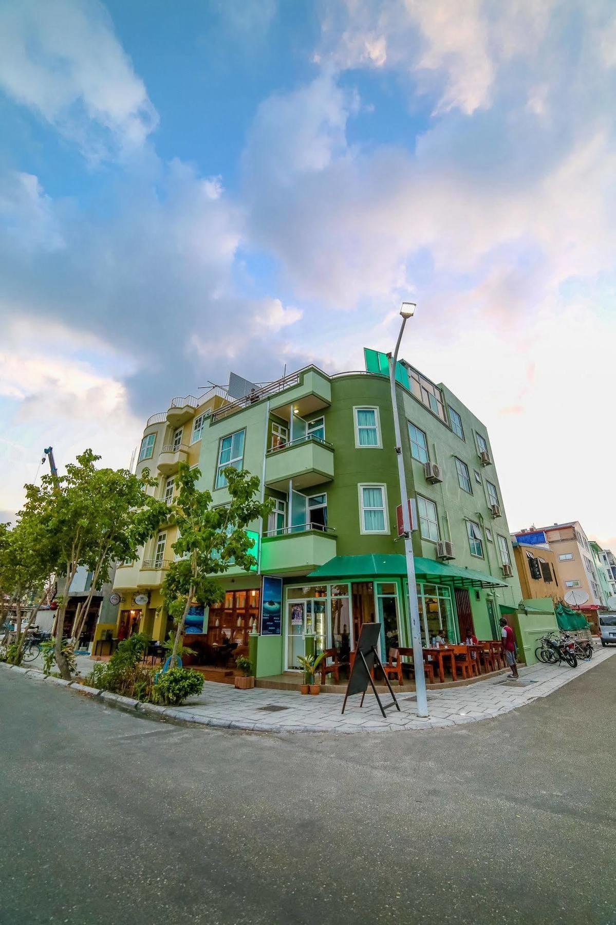 Relax Beach Inn Male Bagian luar foto