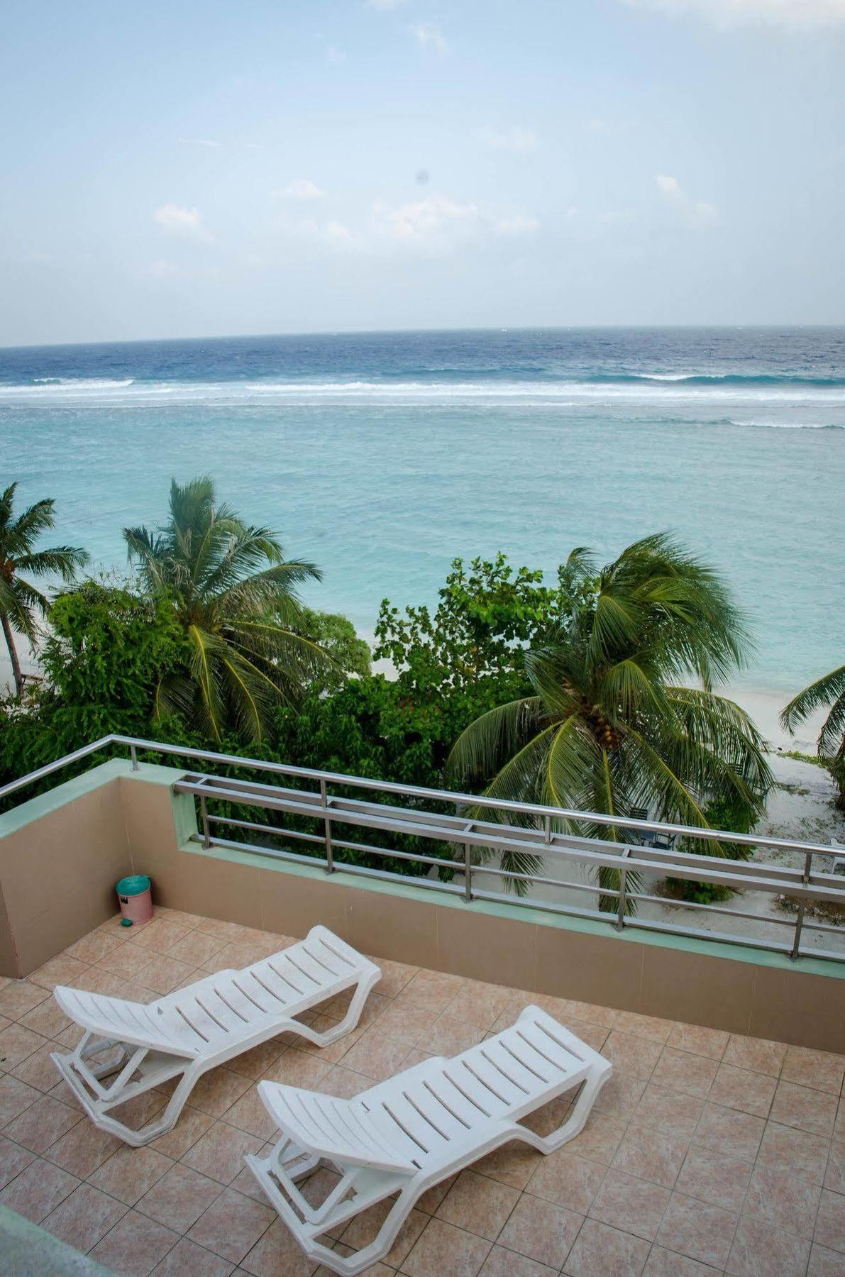 Relax Beach Inn Male Bagian luar foto