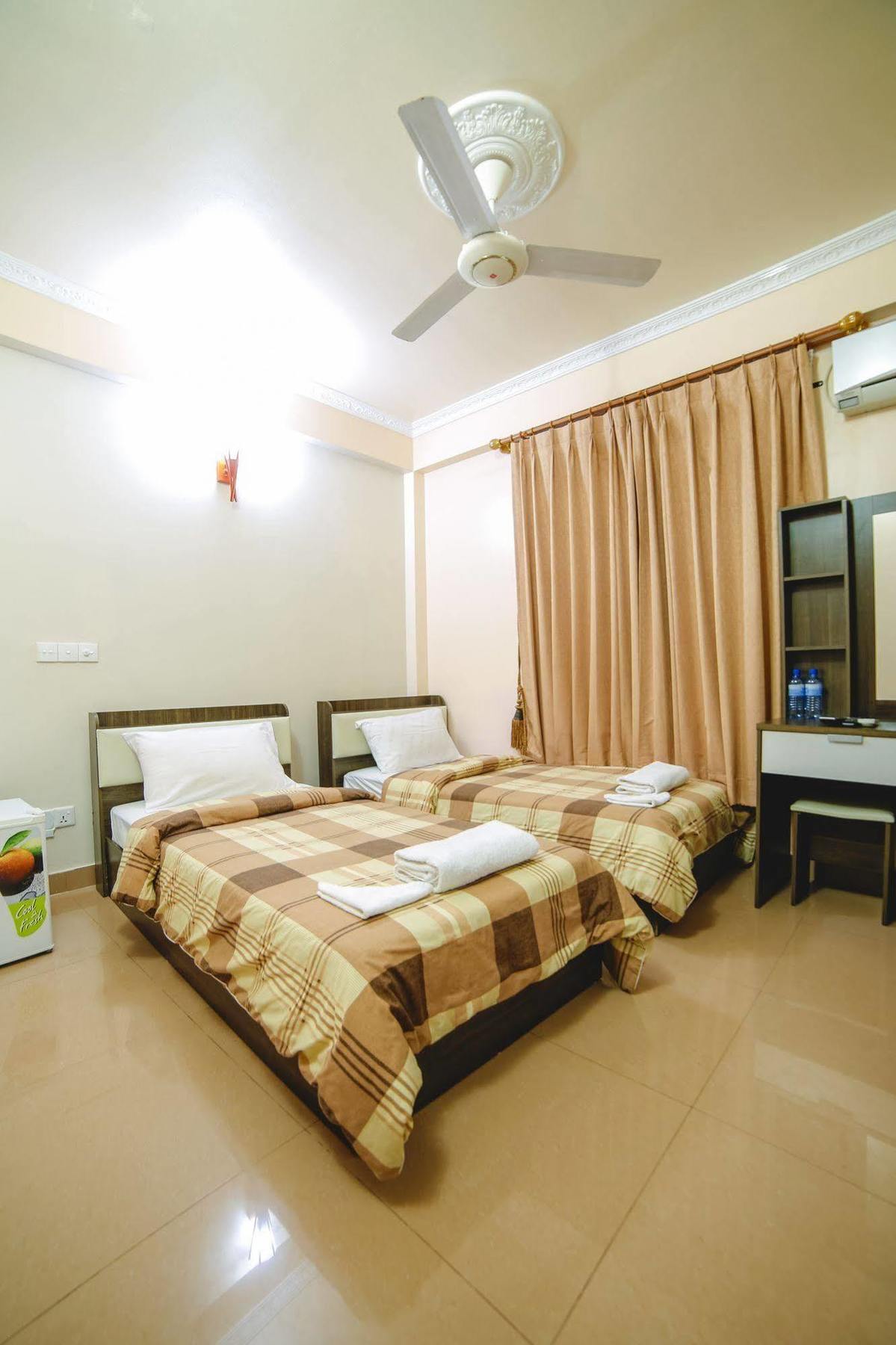 Relax Beach Inn Male Bagian luar foto